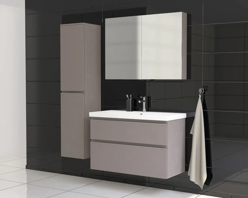 Badezimmer-Set mit Waschtischunterschrank, Spiegelschrank und Hochschrank vor gefliester Wand
