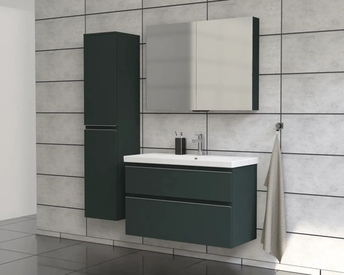 Badezimmer mit Waschtisch, Spiegelschrank und Hochschrank