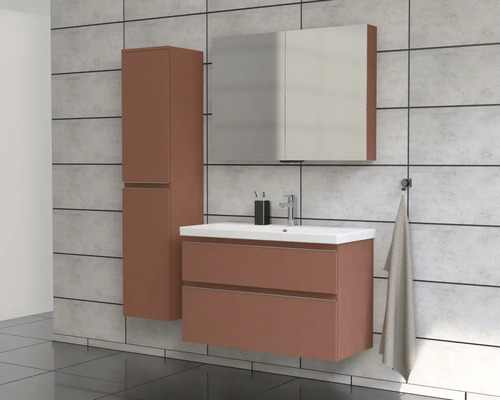 Badezimmer mit Waschtisch, Spiegelschrank und Hochschrank an der Wand