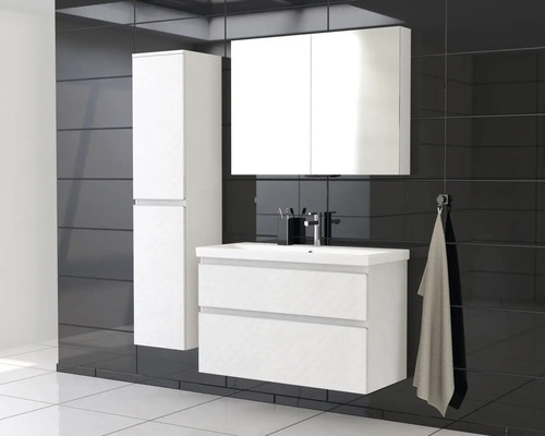 Modernes Badezimmer mit weißem Waschtischunterschrank, Spiegelschrank und Hochschrank vor schwarzem Fliesenhintergrund.