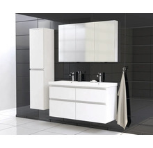 Badezimmer mit Waschtisch, Spiegelschrank und Hochschrank