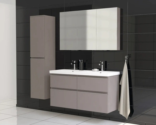 Badezimmer mit Waschtisch, Spiegelschrank und Hochschrank