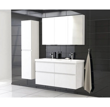 Badezimmer mit Waschbeckenunterschrank, Spiegelschrank und Hochschrank