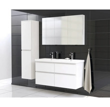Badezimmer mit Waschtisch, Spiegelschrank und Hochschrank