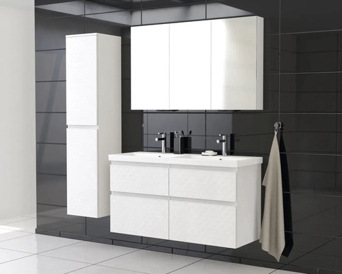 Badezimmer mit weißem Waschtischunterschrank, Spiegelschrank und Hochschrank vor schwarzer Wand