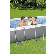 Familie im Frame-Pool auf einer Rasenfläche