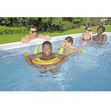 Familie und Freunde genießen einen Pool mit Poolnudeln