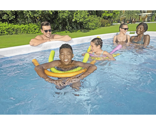 Familie und Freunde genießen einen Pool mit Poolnudeln