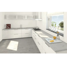 Helle Küche mit weißen Schränken und Arbeitsplatten