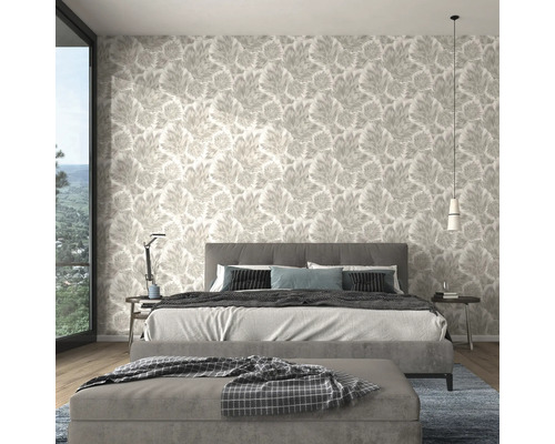 Schlafzimmer mit Bett, Nachttischen und gemusterter Tapete