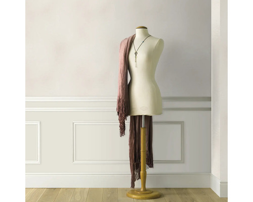 Schneiderpuppe mit Schal und Kette im Interieur