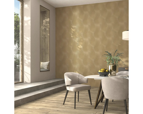 Heller Raum mit Esstisch, Stühlen und dekorativer Wandgestaltung für ein modernes Interieur