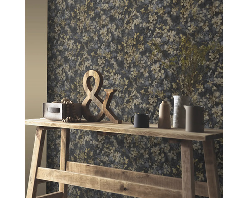 Dekoratives Interieur mit blumiger Tapete, Holztisch und Wohnaccessoires.
