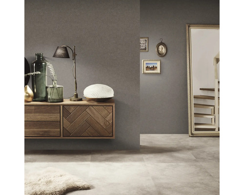 Wohnzimmer mit Kommode, Lampe, Spiegel und Dekoration