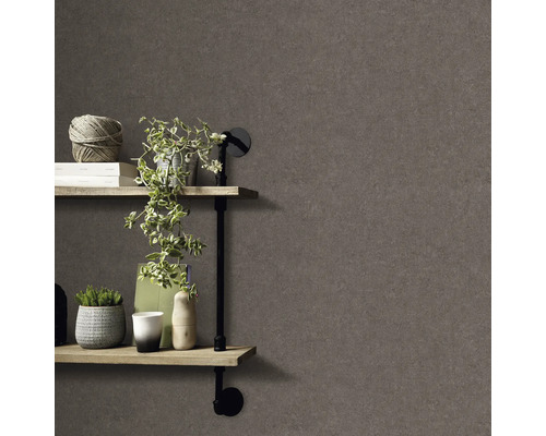 Dekorative Holzregale mit Pflanzen und Dekoration an einer grauen Wand