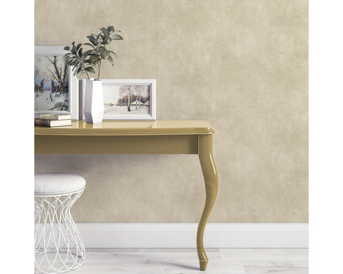 Dekoratives Zimmer mit Tisch, Hocker, Pflanzen und Gemälden für ein gemütliches Ambiente