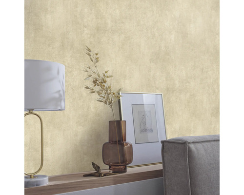 Nahaufnahme einer strukturierten Tapete mit einer Dekoration aus Lampe, Vase und Fotorahmen auf einem Regal