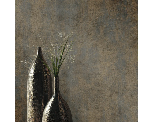 Dekorative Vasen mit Pflanzen vor einer Wandtapete