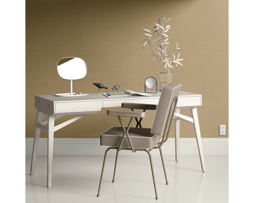 Dekoratives Arbeitszimmer mit Schreibtisch, Stuhl und Tischleuchte