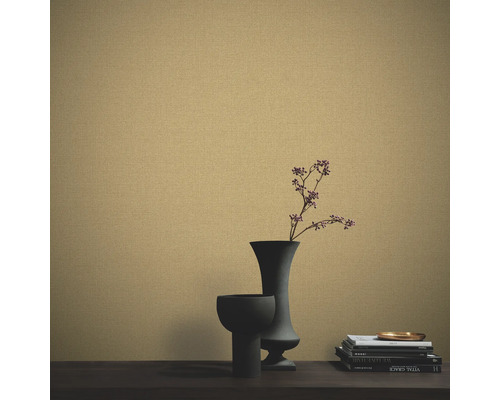 Nahaufnahme einer strukturierten Tapete mit Vasen und Büchern auf einem Tisch