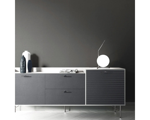 Modernes Sideboard mit Schubladen, Tür, Tischleuchte und dekorativen Vasen