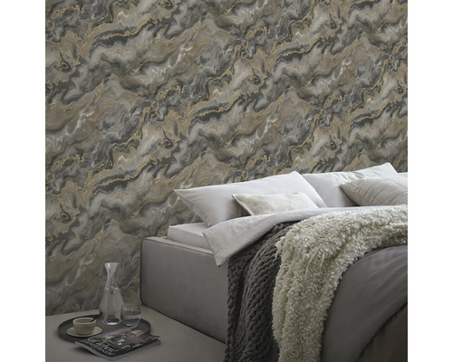 Schlafzimmer mit Bett und Marmortapete