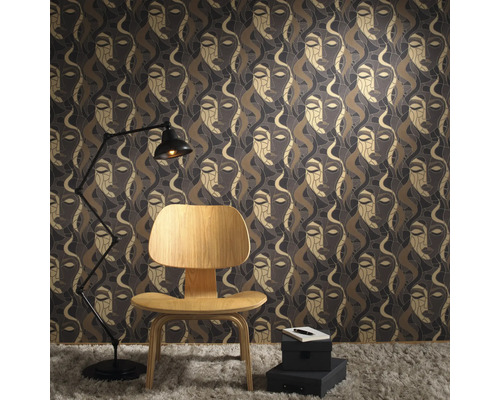 Raumansicht mit gemusterter Tapete, Stuhl und Stehlampe