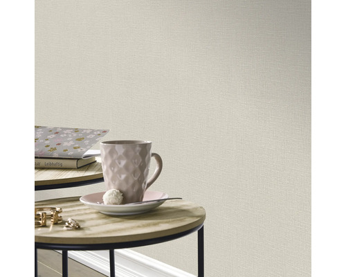 Nahaufnahme einer beigen Textiltapete an einer Wand