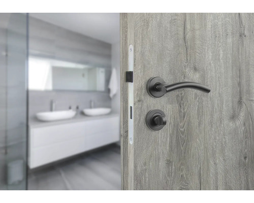 Geöffnete Tür mit Blick auf ein Badezimmer mit Doppelwaschbecken