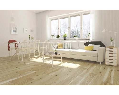 Heller Wohnraum mit Esstisch, Sofa und Parkettboden