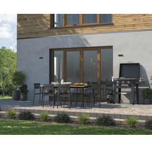Terrasse avec barbecue, table de jardin et chaises de jardin devant la façade d''une maison