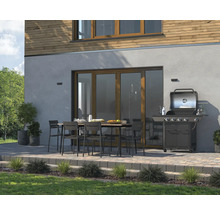 Terrasse avec barbecue de jardin, table à manger et chaises devant une maison