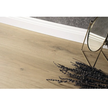 Heller Holzfußboden mit Spiegel und Lavendelstrauß