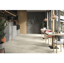 Innenraum eines Cafés mit Tischen, Stühlen und einer Theke