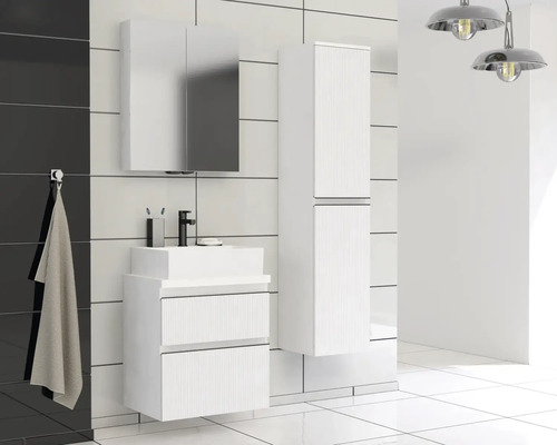 Badezimmer mit Waschbeckenunterschrank, Spiegelschrank und Hochschrank