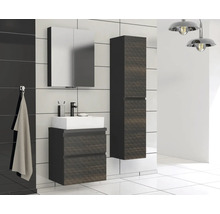 Modernes Badezimmerensemble mit Waschtischunterschrank, Waschbecken, Spiegelschrank und Hochschrank vor gefliester Wand