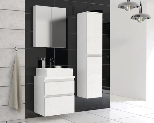 Badezimmer mit Waschbeckenunterschrank, Spiegelschrank und Hochschrank