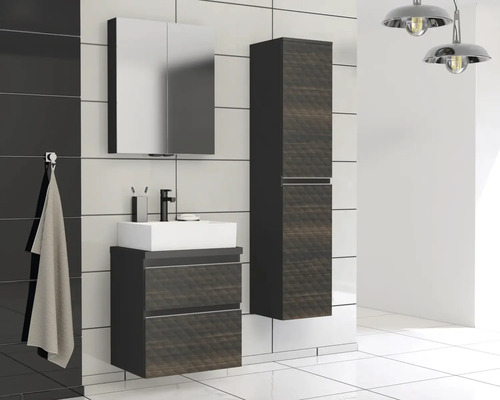 Modernes Badezimmer mit Waschtisch, Spiegelschrank und Hochschrank in dunklem Holzdekor
