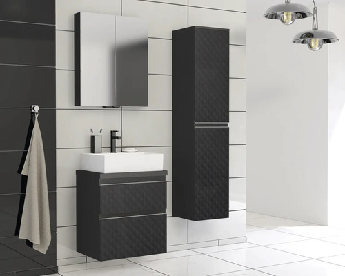 Badezimmer mit Waschbeckenunterschrank, Spiegelschrank und Hochschrank