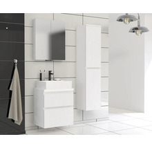 Badezimmer mit Waschbeckenunterschrank, Spiegelschrank und Hochschrank