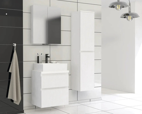 Badezimmer mit Waschbeckenunterschrank, Spiegelschrank und Hochschrank