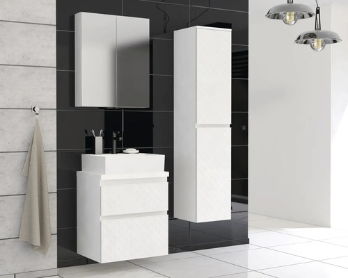 Badezimmer mit Waschbeckenunterschrank, Spiegelschrank und Hochschrank in einem modernen Design