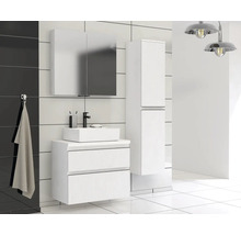Modernes Badezimmer mit Waschtisch, Spiegelschrank und Hochschrank
