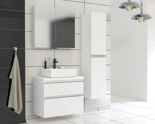 Modernes Badezimmer mit Waschtisch, Spiegelschrank und Hochschrank