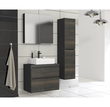 Modernes Badezimmer mit Waschtisch, Spiegelschrank und Hochschrank für Badezimmerausstattung und Accessoires.