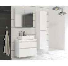 Modernes Badezimmer mit Waschbecken, Spiegelschrank und Hochschrank