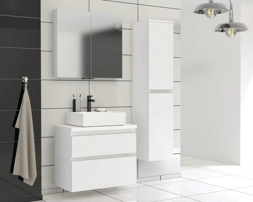 Modernes Badezimmer mit Waschbecken, Spiegelschrank und Hochschrank