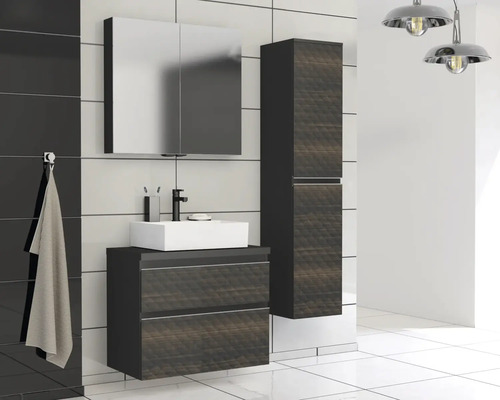 Badezimmer mit Waschtisch, Spiegelschrank und Hochschrank für Badezimmerausstattung