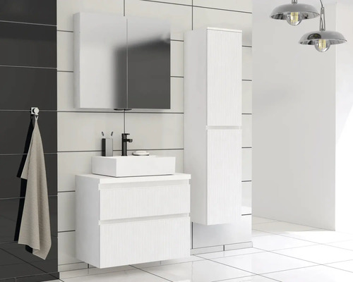 Salle de bains avec lavabo, meuble sous-vasque, armoire de toilette et armoire haute