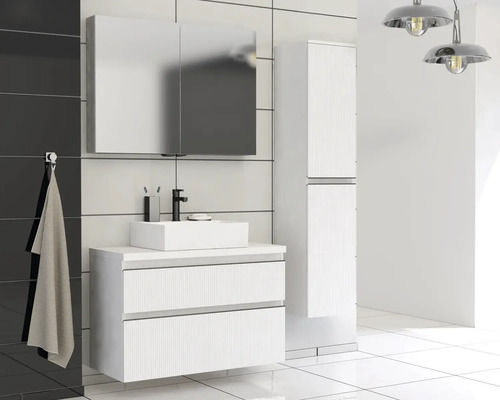 Salle de bains moderne avec meuble-lavabo, armoire de toilette et armoire haute